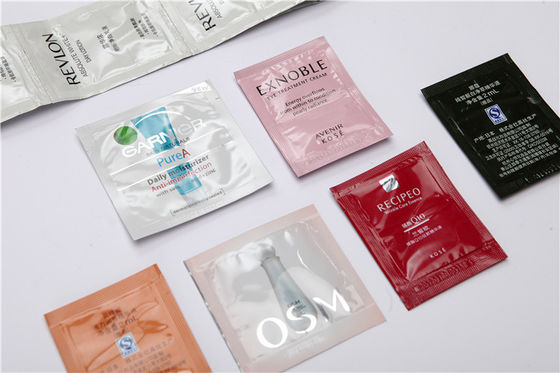Piccole borse di plastica delle bustine del balsamo e dello sciampo per i prodotti cosmetici
