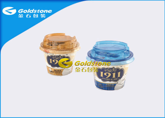 Carta di Outerside dentro le tazze di plastica del yogurt con l'aspetto della parte alta dei coperchi